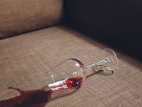 Wein auf Sofa verschüttet? So reinigst du Polstermöbel am einfachsten selbst
