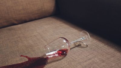 Wie reinigt man Wein der auf dem Sofa verschüttet wurde